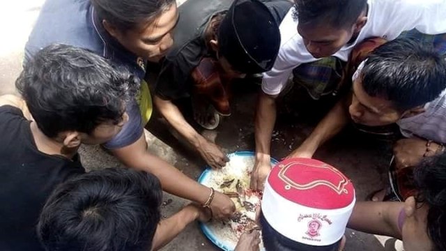 Ilustrasi santri saat makan. (Foto: Instagram/@ilhamsilva507)