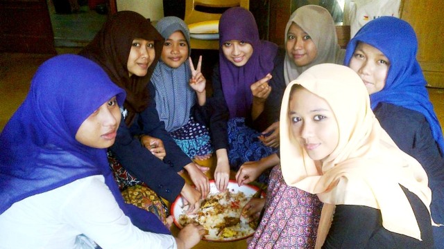 Ilustrasi santri saat makan. (Foto: Instagram/@alkhiyaroh_buntetpesantren)