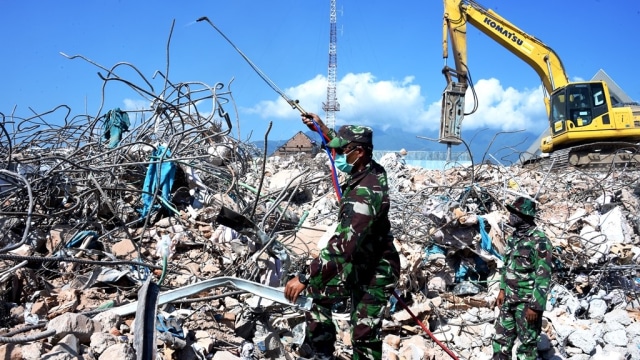 TNI Ratakan Hotel Roa-Roa Palu. (Foto: Dok. TNI)