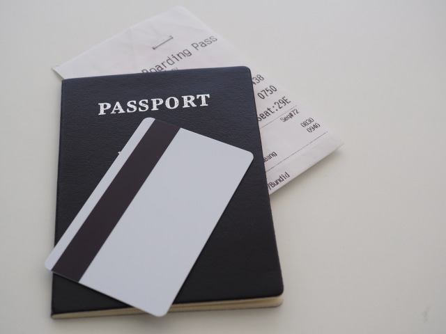 Ilustrasi Paspor Berwarna Hitam (Foto: Shhuter Stock)