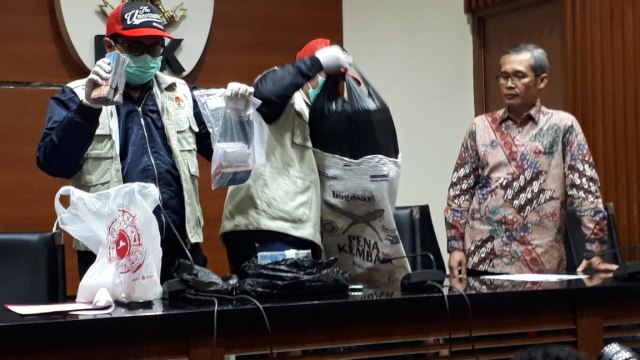Karung di deretan barang bukti suap Bupati Cirebon Sunjaya Purwadisastra. (Foto: Aprilandika Pratama/kumparan)