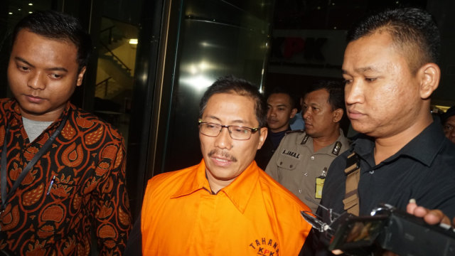 Bupati Cirebon Sunjaya Purwadi Sastra ditahan KPK, Jumat (26/10). (Foto: Nugroho Sejati/kumparan)
