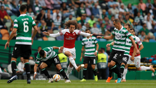 Guendozi dalam kepungan pemain Sporting CP. (Foto:  REUTERS/Rafael Marchante)