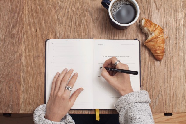 Memahami karakter diri lewat tulisan tangan (Foto: Unsplash)