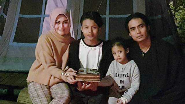 Charly Van Houten dan keluarga. (Foto: Instagram/@charly_setiaku)