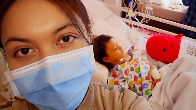 Anak Denada dirawat karena sakit kanker darah. (Foto: Instagram/@risna_ories )