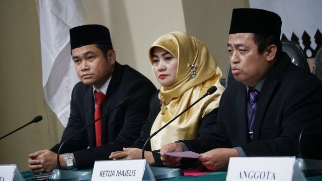 Ketua Majelis Puadi saat membacakan amar putusan sidang penangan pelanggaran administrasi Pemilu di Kantor Bawaslu DKI Jakarta, Tanjung Priok, Jakarta Utara, Jumat (25/10). (Foto: Jamal Ramadhan/kumparan)