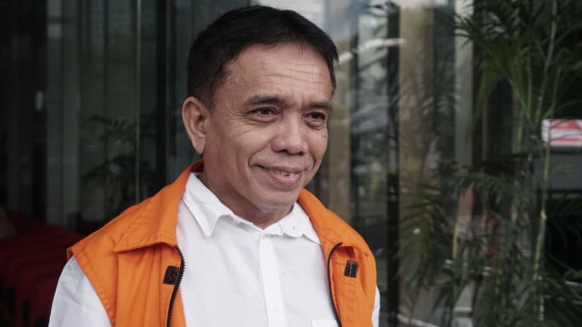 Gubernur Aceh nonaktif Irwandi Jusuf usai jalani pemeriksaan di Gedung KPK, Jumat (26/10/2018). (Foto: Iqbal Firdaus/kumparan)