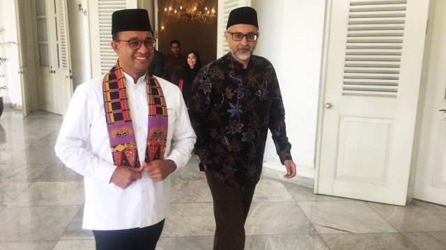 Gubernur DKI Anies Baswedan bersama Duta Besar Inggris Moazzam Malik menuju Masjid Fatahillah Balai Kota untuk melakukan solat Jumat bersama. (Foto: Raga Imam/kumparan)
