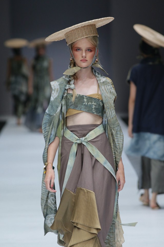 Humbang Shibori x Purana di JFW 2019 (Foto: Dok. Femina Group )