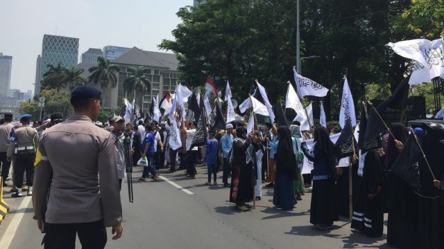 Massa aksi bela Tauhid di Patung Kuda, Jakarta Pusat, Jumat (26/10/2018). (Foto: Muhammad Lutfan Darmawan/kumparan)