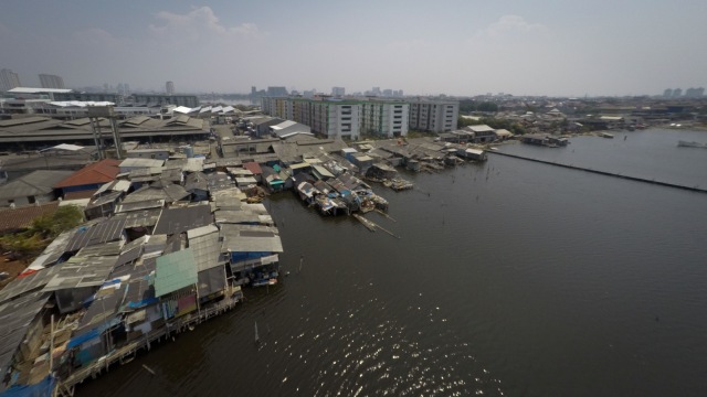 Permukiman kumuh padat penduduk di Muara Baru, Jakarta Utara. (Foto: Jamal Ramadhan/kumparan)