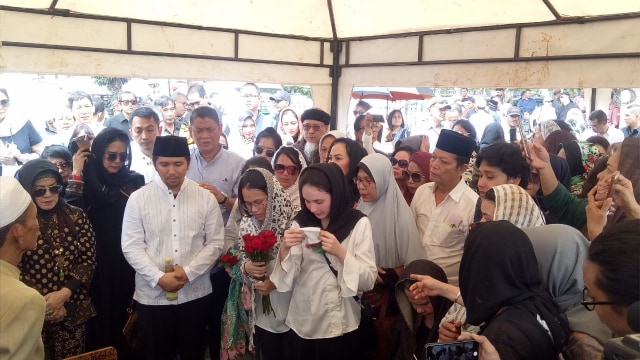 Arumi Bachsin dan sang suami, Emil Dardak, di pemakaman ayahanda Arumi (Foto: Aria Pradana/kumparan)