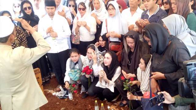 Arumi Bachsin dan sang suami, Emil Dardak, di pemakaman ayahanda Arumi (Foto: Aria Pradana/kumparan)