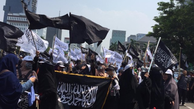 Massa aksi bela Tauhid mulai memadati jalan Medan Merdeka Barat, Jakarta Pusat. (Foto: Lutfan Dharmawan/kumparan)