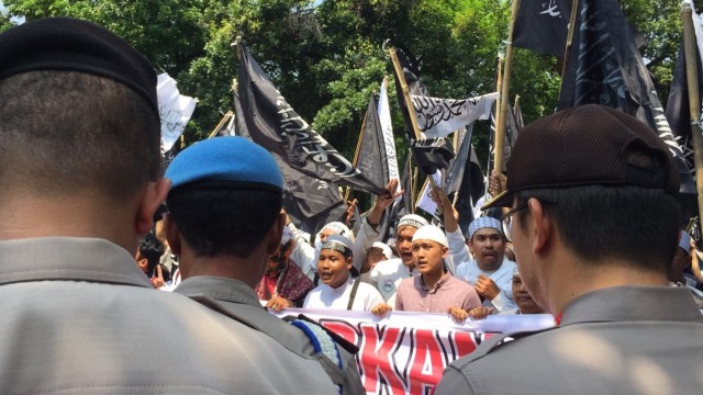Massa aksi bela Tauhid mulai memadati jalan Medan Merdeka Barat, Jakarta Pusat. (Foto: Lutfan Dharmawan/kumparan)