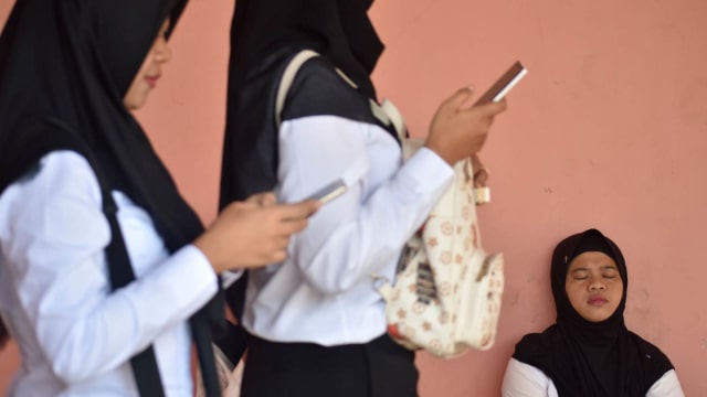 Sejumlah peserta tes menyimak penjelasan panitia tentang tertundanya Seleksi Kemampuan Dasar (SKD) CPNS) 2018 di GOR Wujil, Bergas, Kabupaten Semarang, Jawa Tengah, Jumat (26/10/2018). (Foto: ANTARA FOTO/ANTARA FOTO/Aditya Pradana Putra)