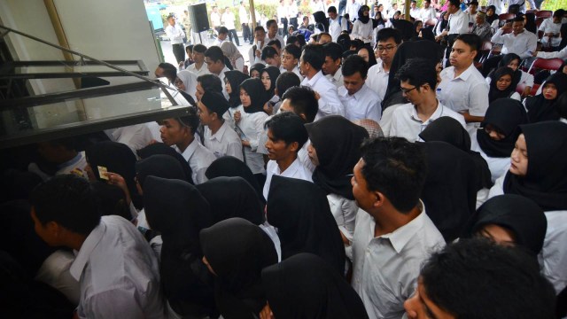 Sejumlah peserta menunggu untuk mengikuti Tes Seleksi Kompetesi Dasar CPNS serentak di Gedung Serbaguna, Pemkot Tasikmalaya, Jawa Barat, Jumat (26/10/2018).  Foto: ANTARA FOTO/ ANTARA FOTO/Adeng Bustomi