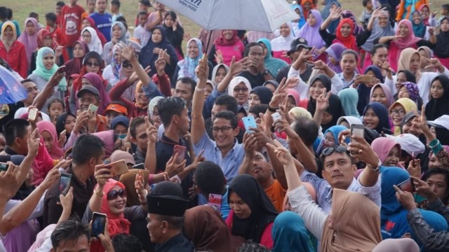 Sandiaga Uno senam di pabrik gula. (Foto: Dok. Tim Pemenangan Sandiaga Uno)