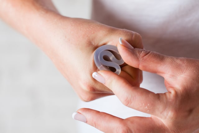 Lipat menstrual cup saat akan memasukkannya ke dalam vagina. (Foto: Shutterstock)