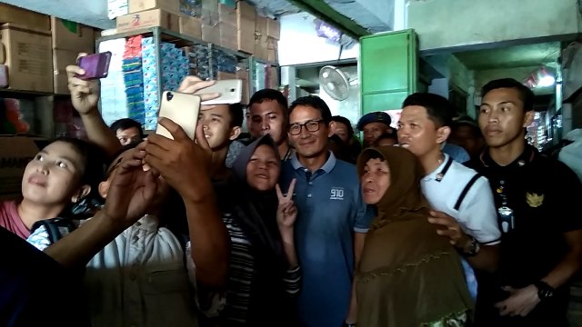 Ibu-ibu di Pasar Bumiayu Berebut Foto dengan Cawapres Sandiaga Uno