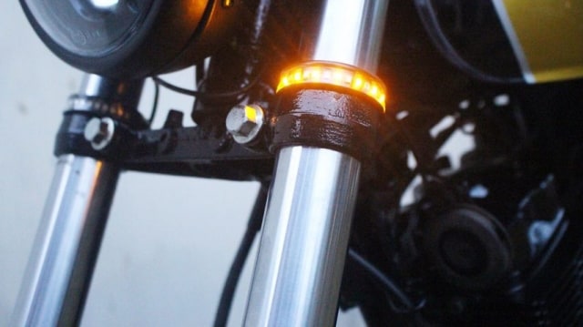 Lampu LED sein pada garpu suspensi motor kustom (Foto: dok. Central Classic Custom)