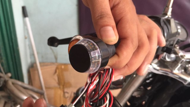 Lampu LED sein pada bar end (Foto: dok. Central Classic Custom)