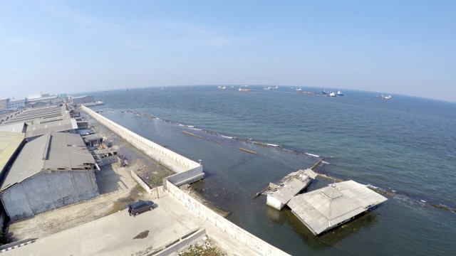 Masjid Wall Adhuna di kawasan Muara Baru yang terendam air laut.
 (Foto: Jamal Ramadhan/kumparan)