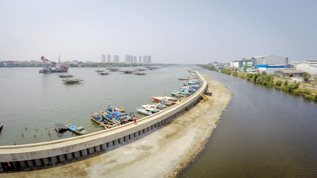 Tanggul di Muara Baru untuk menahan air laut masuk permukiman penduduk.
 (Foto: Jamal Ramadhan/kumparan)