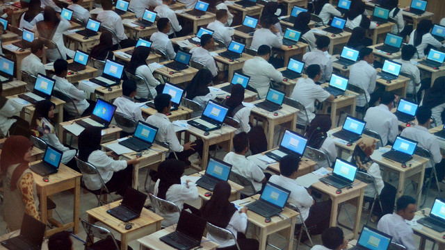 Sejumlah peserta mengikuti Seleksi Kompetensi (SKD) menggunakan sistem Computer Assited Tes (CAT) CPNS secara serantak. Foto: ANTARA FOTO/Adeng Bustomi