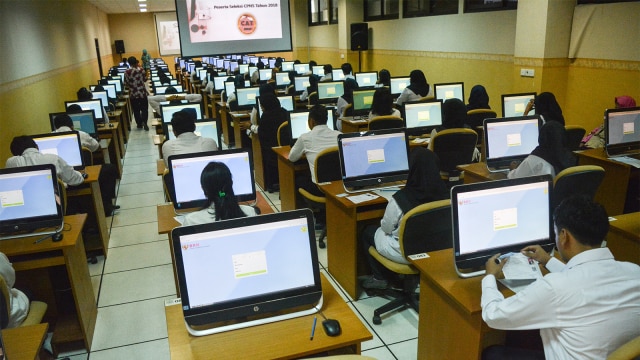Sejumlah peserta mengikuti tes CPNS sesi Seleksi Kompetensi (SKD) menggunakan sistem Computer Assisted Tes (CAT). Foto: ANTARA FOTO/Umarul Faruq