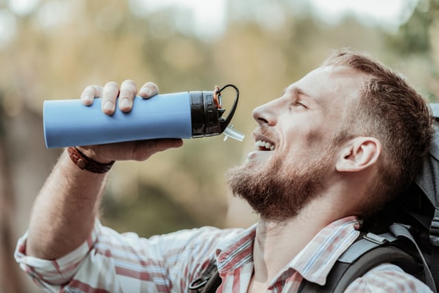 Ilustrasi minum air (Foto: Shutter Stock)