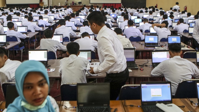 Sejumlah peserta mengikuti Seleksi Kompetensi (SKD) menggunakan sistem Computer Assited Tes (CAT) CPNS secara serantak. (Foto: ANTARA FOTO/Nova Wahyudi)