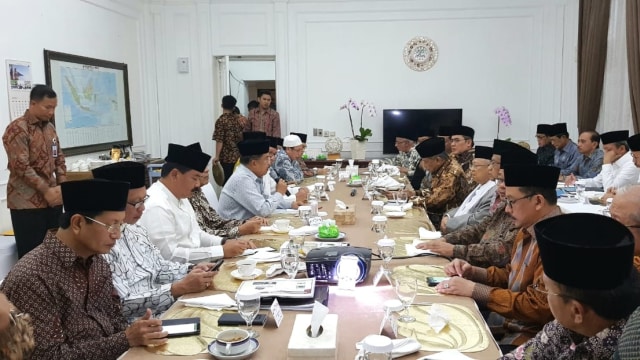 Wakil Presiden Jusuf Kalla bertemu dengan sejumlah pimpinan ormas Islam, Jumat (26/10/2018). (Foto: Dok. Setwapres)