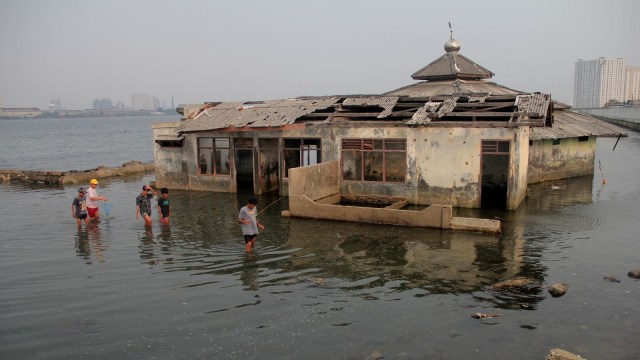 Masjid Wall Adhuna di Muara Baru, Jakarta Utara, tak lagi berfungsi karena terendam air laut. Foto: Jamal Ramadhan/kumparan