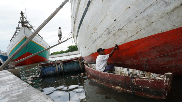 Anak Buah Kapal membersihkan kapal Foto: Jamal Ramadhan/kumparan
