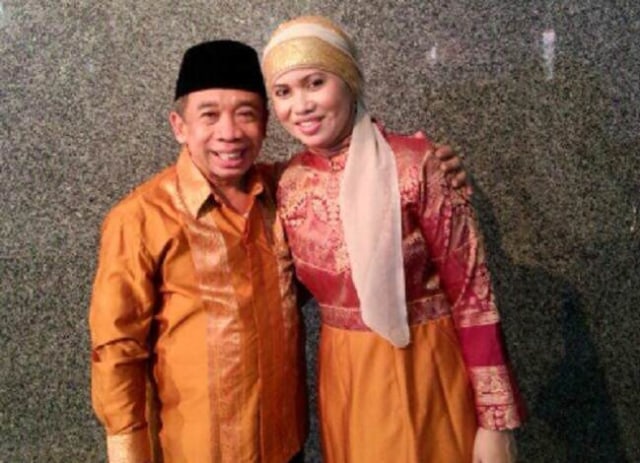 7 Komedian Kondang yang Punya Istri Lebih dari Satu (5)