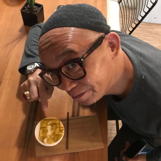 7 Komedian Kondang yang Punya Istri Lebih dari Satu (6)