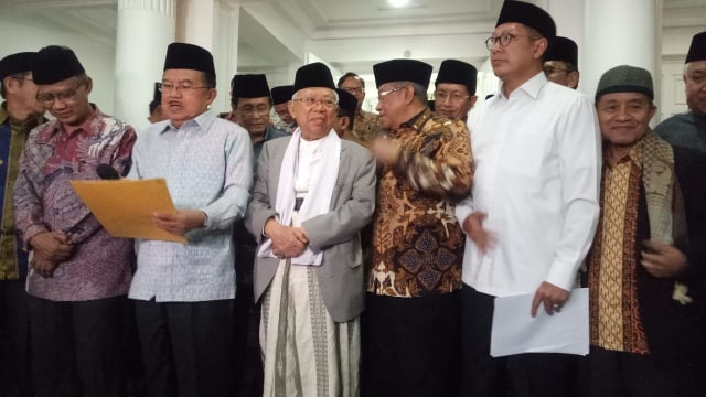 Wakil Presiden Jusuf Kalla bersama pimpinan ormas Islam usai pertemuan soal pembakaran bendera  (Foto:  Nadia Riso/kumparan)
