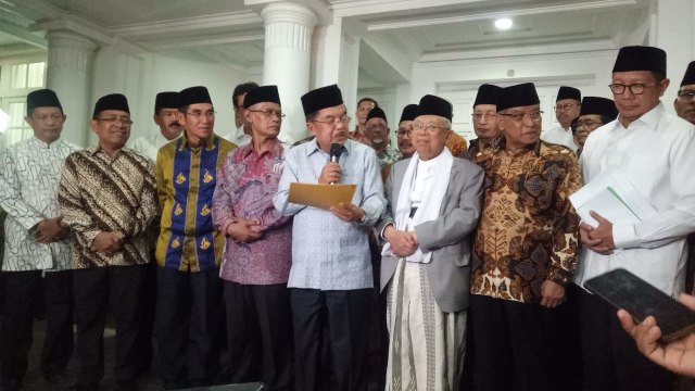 Wakil Presiden Jusuf Kalla bersama pimpinan ormas Islam usai pertemuan soal pembakaran bendera  (Foto:  Nadia Riso/kumparan)