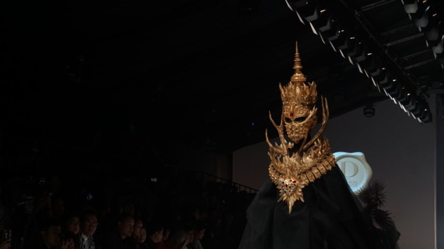 Fashion Show Dewi Fashion Knights di Jakarta Fashion Week 2019 di Senayan City, Jakarta, Jumat (26/10). (Foto: Nugroho Sejati/kumparan)