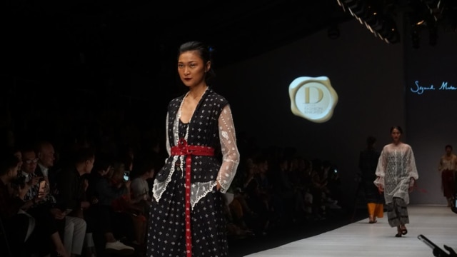 Fashion Show Dewi Fashion Knights di Jakarta Fashion Week 2019 di Senayan City, Jakarta, Jumat (26/10). (Foto: Nugroho Sejati/kumparan)