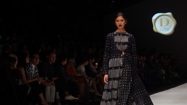 Fashion Show Dewi Fashion Knights di Jakarta Fashion Week 2019 di Senayan City, Jakarta, Jumat (26/10). (Foto: Nugroho Sejati/kumparan)