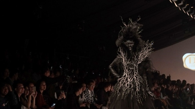 Fashion Show Dewi Fashion Knights di Jakarta Fashion Week 2019 di Senayan City, Jakarta, Jumat (26/10). (Foto: Nugroho Sejati/kumparan)