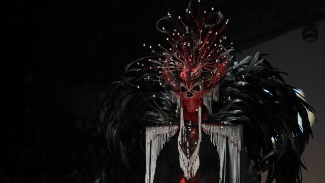 Fashion Show Dewi Fashion Knights di Jakarta Fashion Week 2019 di Senayan City, Jakarta, Jumat (26/10). (Foto: Nugroho Sejati/kumparan)