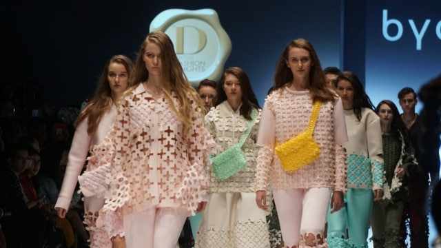 Fashion Show Dewi Fashion Knights di Jakarta Fashion Week 2019 di Senayan City, Jakarta, Jumat (26/10). (Foto: Nugroho Sejati/kumparan)