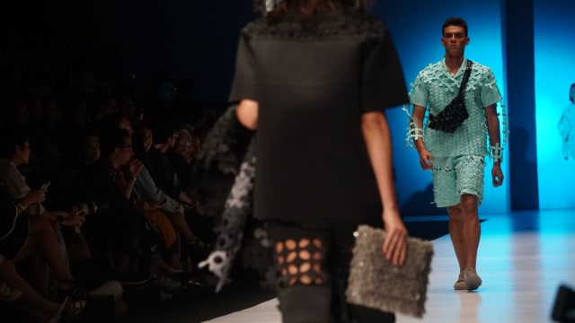 Fashion Show Dewi Fashion Knights di Jakarta Fashion Week 2019 di Senayan City, Jakarta, Jumat (26/10). (Foto: Nugroho Sejati/kumparan)