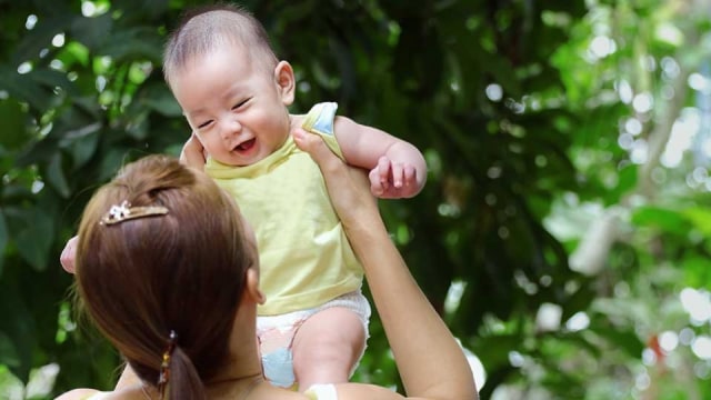 Mengoceh Adalah Awal Perkembangan Kemampuan Berbicara si Kecil?