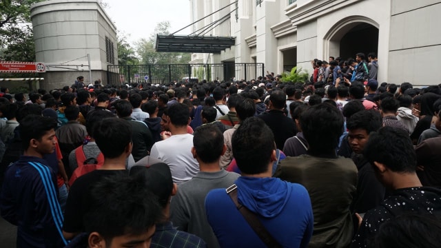 Sejumlah masyarakat menunggu dibukanya tempat pembelian tiket di Belleza Shoping Arcade, Jakarta, Sabtu (27/10). (Foto: Jamal Ramadhan/kumparan)