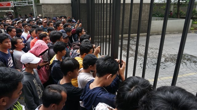 Sejumlah masyarakat menunggu dibukanya tempat pembelian tiket di Belleza Shoping Arcade, Jakarta, Sabtu (27/10). (Foto: Jamal Ramadhan/kumparan)
